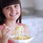 3 Trik yang Bisa Bunda Lakukan agar Anak Mau Makan