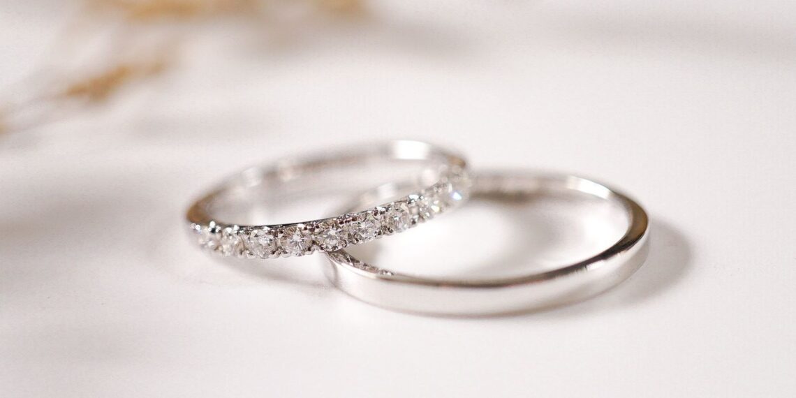 pilih cincin pernikahan